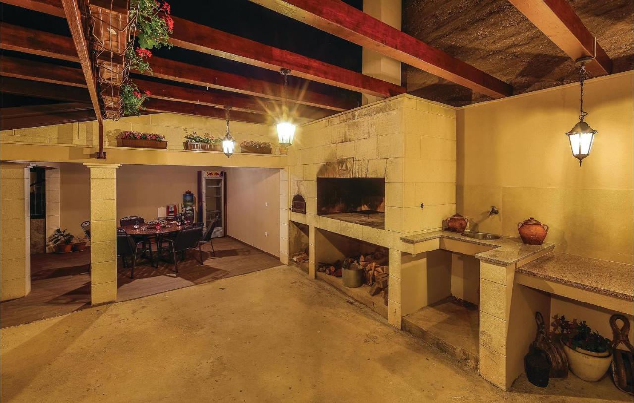 1 Bedroom Stunning Apartment In Kastel Gomilica Kaštela 외부 사진