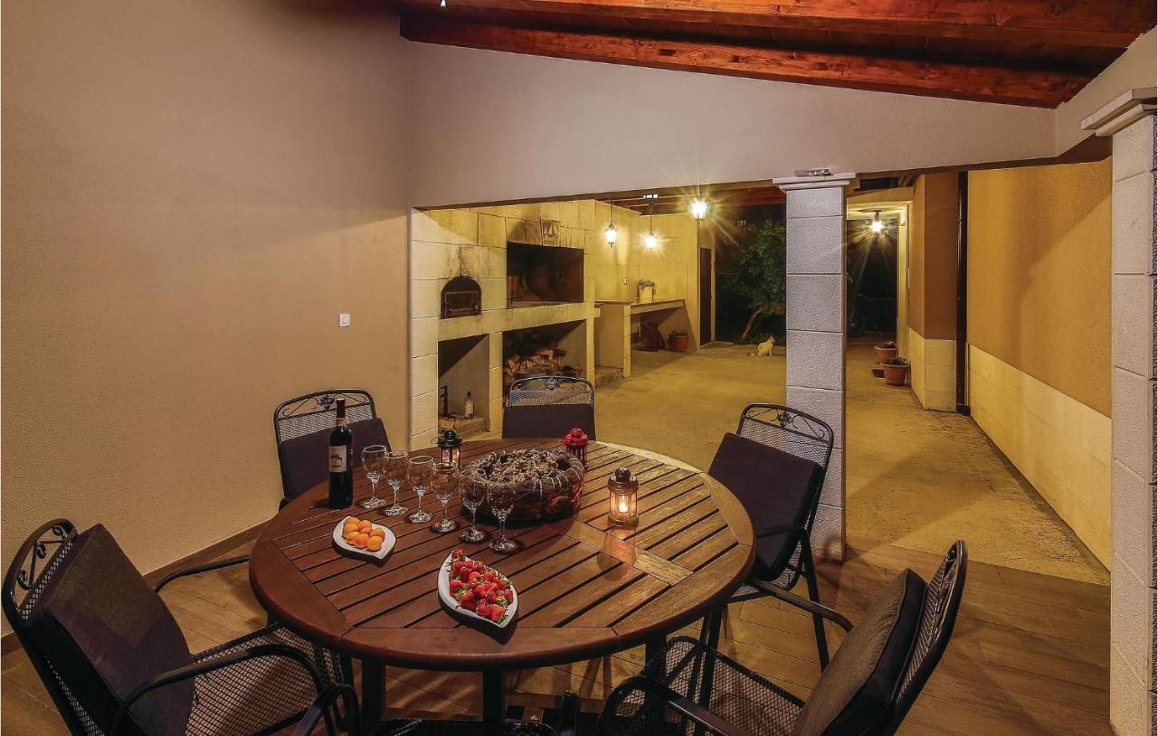 1 Bedroom Stunning Apartment In Kastel Gomilica Kaštela 외부 사진