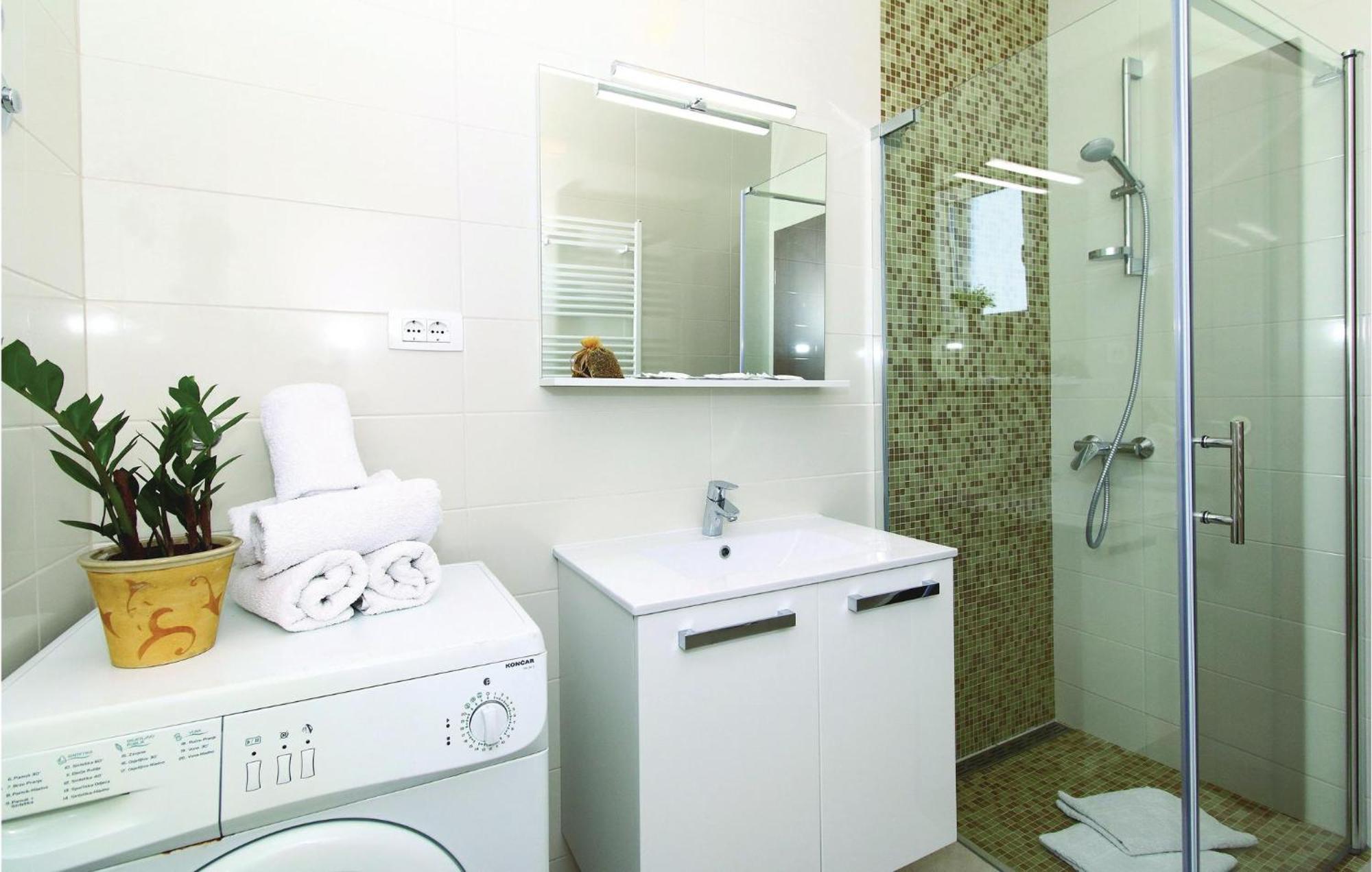 1 Bedroom Stunning Apartment In Kastel Gomilica Kaštela 외부 사진